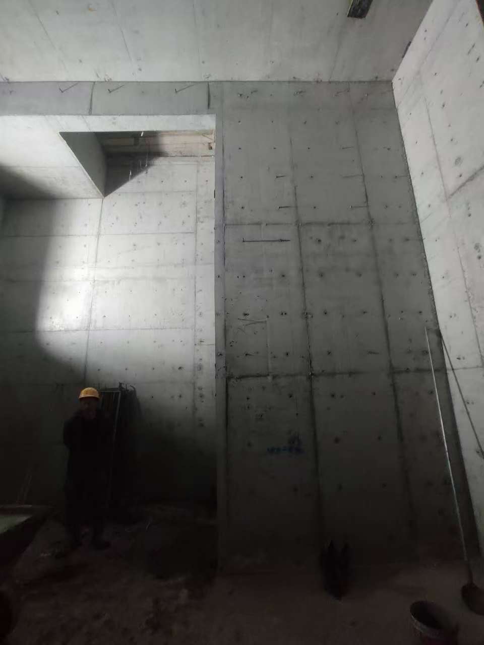 文安墙上开槽钢筋断了有影响吗